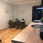 Eu Metro Station, City Center, Lovely 3-Bedroom Apartment, Free Parking